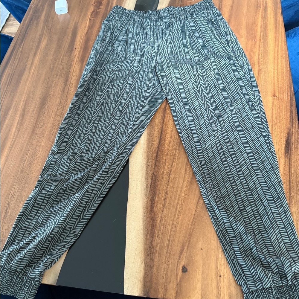 Women’s Black and Green Patterned Pants